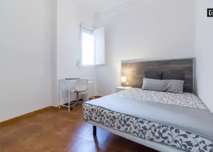 Acogedora habitación en un apartamento de 7 habitaciones, Ciutat Vella en Valencia