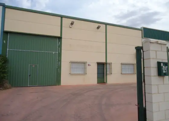 Alquiler de nave industrial de 800 M2 de parcela y 554 M2 construidos en Manzanares