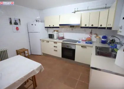 Amplia Casa en Campo de Criptana con Patio y Dos Viviendas Completas por €130,000 en Campo de Criptana