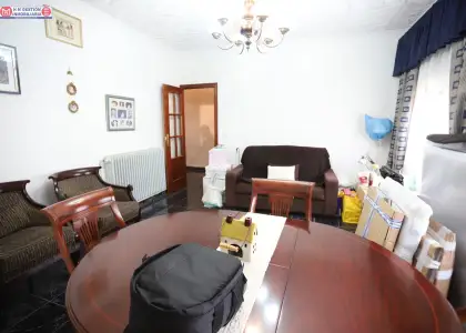 Amplia casa en planta baja con 4 dormitorios, garaje cerrado y 2 patios en Puerto Lápice