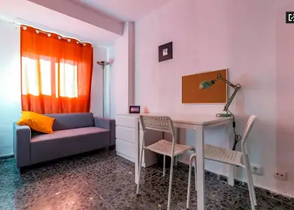Amplia habitación con cama doble en alquiler en Quatre Carreres en Valencia