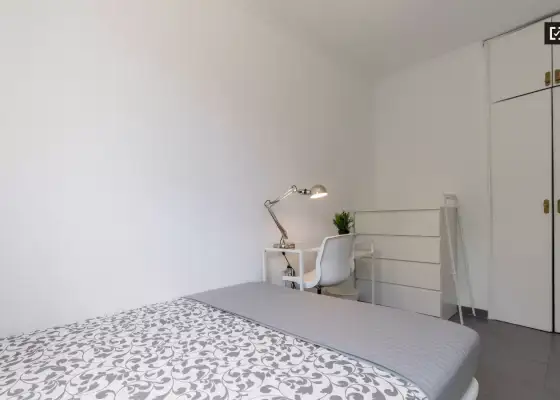 Amplia habitación en un apartamento de 4 dormitorios en Algirós en Valencia