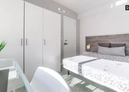 Amplia habitación en un apartamento de 5 dormitorios en El Pla del Real en Valencia