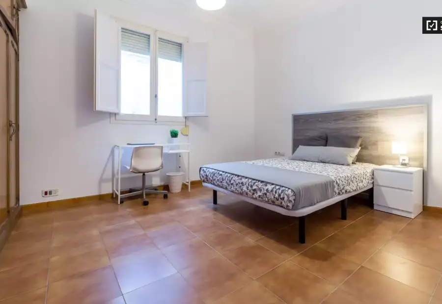 Amplia habitación en un apartamento de 7 habitaciones, Ciutat Vella en Valencia