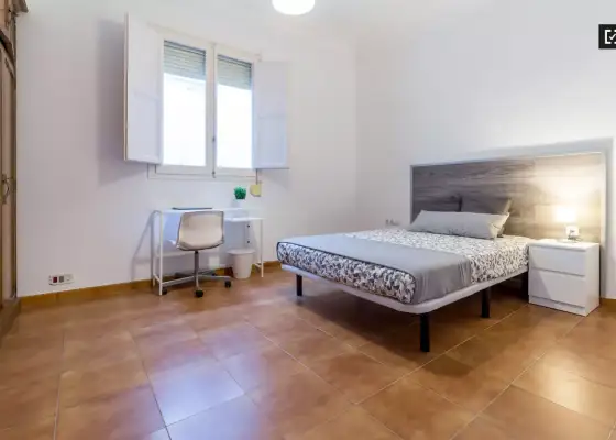 Amplia habitación en un apartamento de 7 habitaciones, Ciutat Vella en Valencia