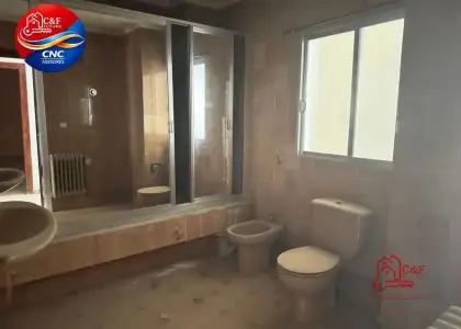 Apartamento en venta en Alcázar De San Juan, de 139 m2 con 3 dormitorios, baño y terraza por 85.000 €, Ref. 0405 en Alcázar de San Juan