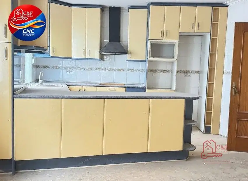 Apartamento en venta en Alcázar De San Juan, de 139 m2 con 3 dormitorios, baño y terraza por 85.000 €, Ref. 0405 en Alcázar de San Juan