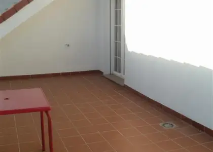 Ático de un dormitorio con amplia terraza, cocina independiente, salón y dormitorio con armario empotrado. Plaza de garaje y trastero incluidos en el precio. en Alcázar de San Juan