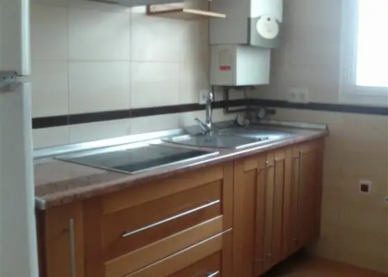 Ático de un dormitorio con amplia terraza, cocina independiente, salón y dormitorio con armario empotrado. Plaza de garaje y trastero incluidos en el precio. en Alcázar de San Juan