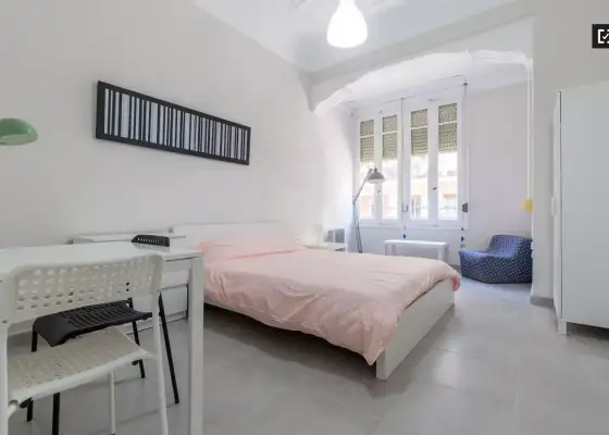 Cama doble en habitaciones en alquiler en apartamento de 5 habitaciones en la moderna Russafa en Valencia
