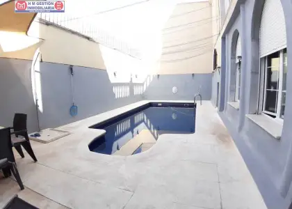 Casa a estrenar con 277 m2 de parcela, 5 dormitorios, 3 baños completos, garaje y piscina privada. en Herencia