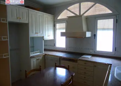 Casa con excelentes calidades próxima a hospital. 306 M2 construidos con vivienda en primera planta, amplio y luminoso salón con grandes ventanales y balcón, cocina amueblada, lavadero y despensa, en Alcázar de San Juan