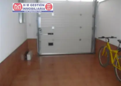 Casa con local comercial, terraza y cochera en Alcázar de San Juan