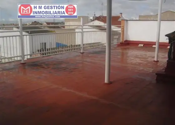 Casa con local comercial, terraza y cochera en Alcázar de San Juan