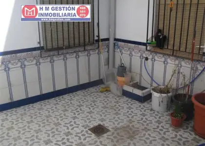 Casa de 140 m2 de solar, Y DOS PLANTYAS, con 3 dormitorios y 2 baños completos, 2 cocinas, cocina de fuego bajo, garaje para dos coches con puerta automática, patio de 25 m2 y aire acondicionado en en Alcázar de San Juan