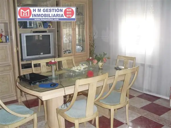 Casa de 140 m2 de solar, Y DOS PLANTYAS, con 3 dormitorios y 2 baños completos, 2 cocinas, cocina de fuego bajo, garaje para dos coches con puerta automática, patio de 25 m2 y aire acondicionado en en Alcázar de San Juan