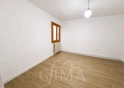 Casa de planta baja con 4 dormitorios, patio y gran terraza junto a calle Don Víctor Peñasco en Tomelloso