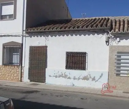 Casa en venta en Alcázar De San Juan, de 100 m2 con 1 dormitorio y baño por 55.000 €, Ref. 0088