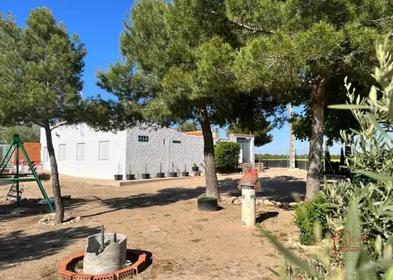 Casa en venta en Alcázar De San Juan, de 37000 m2 con 5 dormitorios y 2 baños por 175.000 €, Ref. 0224
