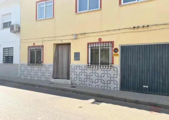Casa en venta en Herencia, Calle Ronda, de 124 m2 con 3 dormitorios, 2 baños, plaza de garaje, trastero y 2 terrazas por 60.000 €, Ref. 0432