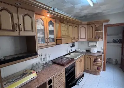 Casa en venta en Herencia, de 186 m2 con 9 dormitorios, 2 baños, plaza de garaje, balcón y terraza por 110.000 €, Ref. 0307 en Herencia