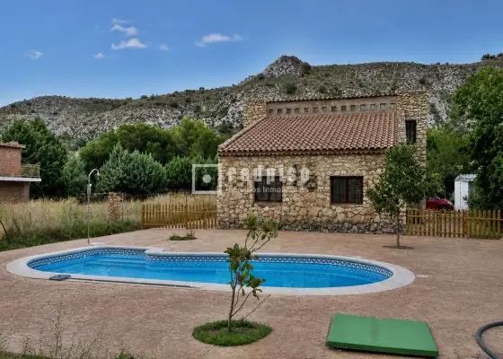 Casa en venta en Hontoba, Guadalajara