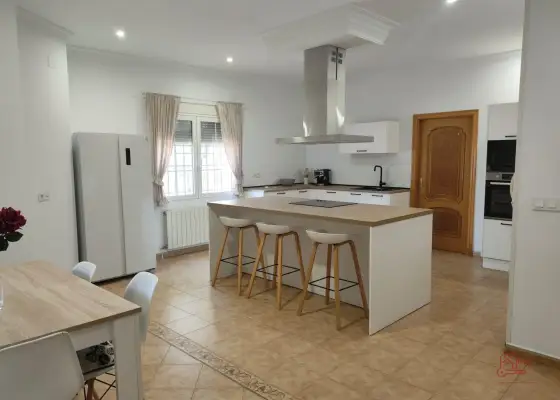 Casa en venta en Pedro Muñoz, de 550 m2 con 7 dormitorios, 3 baños y terraza por 300.000 €, Ref. 0323