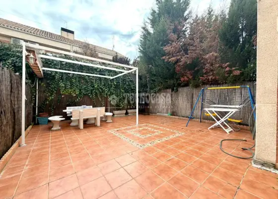 Casa en venta en Seseña - Seseña, 339.000 €, 260 m2, ref. 643930