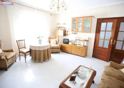 CASA PARA ENTRAR A VIVIR CON 3 DORMITORIOS, PATIO DE 90 m2 Y GARAJE AMPLIO en Herencia