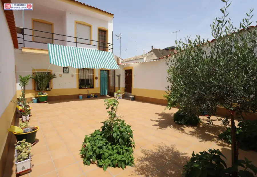 CASA PARA ENTRAR A VIVIR CON 3 DORMITORIOS, PATIO DE 90 m2 Y GARAJE AMPLIO en Herencia