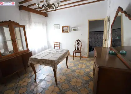 Casa totalmente amueblada en esquina sobre parcela de 122 metros en la localidad de Quero, con 145 metros construidos, dos plantas, cinco dormitorios, trastero y patio con pozo. Precio negociable en Quero
