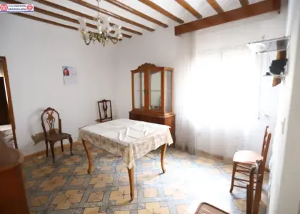 Casa totalmente amueblada en esquina sobre parcela de 122 metros en la localidad de Quero, con 145 metros construidos, dos plantas, cinco dormitorios, trastero y patio con pozo. Precio negociable en Quero