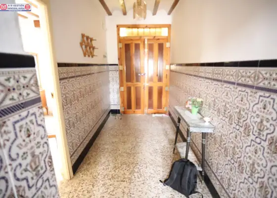 Casa totalmente amueblada en esquina sobre parcela de 122 metros en la localidad de Quero, con 145 metros construidos, dos plantas, cinco dormitorios, trastero y patio con pozo. Precio negociable