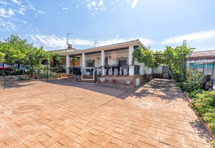 Chalet en venta en Calle de la Constitución, Distrito Único, Palomeque, Toledo en Palomeque