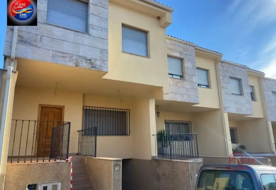 Chalet en venta en Villarrubia De Los Ojos, Calle El Alamillo, 24, de 254 m2 con 4 dormitorios, 3 baños, plaza de garaje, trastero y terraza por 105.000 €, Ref. 0414 en Villarrubia de los Ojos