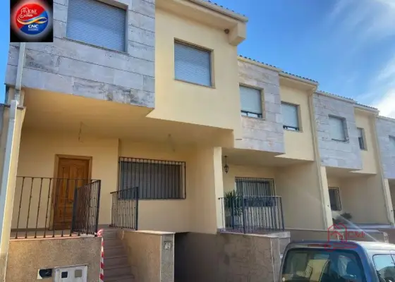 Chalet en venta en Villarrubia De Los Ojos, Calle El Alamillo, 24, de 254 m2 con 4 dormitorios, 3 baños, plaza de garaje, trastero y terraza por 105.000 €, Ref. 0414