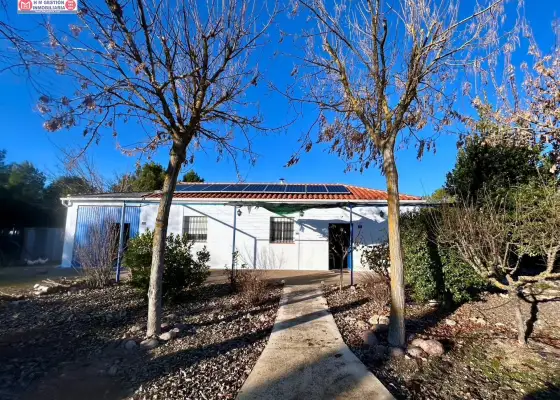 Chalet ubicado a 1km de Alameda de Cervera (Autovía) en dirección a Alcázar de San Juan, a 135 km de Madrid y a 15 km de Alcázar de San Juan ó Tomelloso