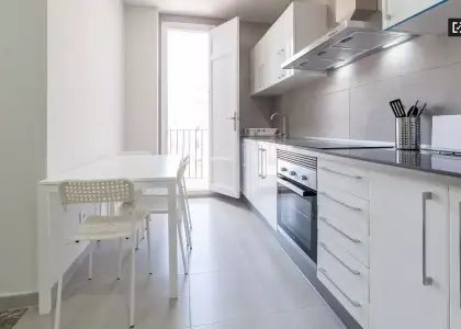 Cómoda habitación en un apartamento de 6 habitaciones, L'Eixample en Valencia
