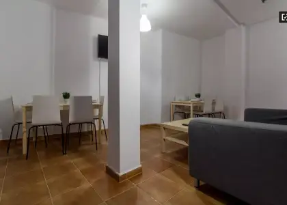 Encantadora habitación en un apartamento de 7 habitaciones, Ciutat Vella en Valencia