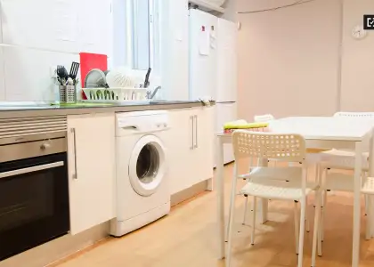 Enorme habitación con escritorio en el departamento compartido, Ciutat Vella en Valencia