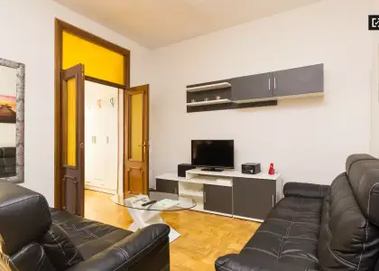 Enorme habitación con ventana con vista a la calle en piso compartido, Puerta del Sol en Madrid