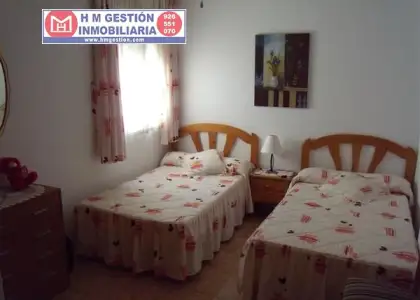 Excelente vivienda de tres dormitorios y dos baños en Torrevieja, a cien metros de la playa. El edificio es de solo diez vecinos, la vivienda se entrega amueblada y con elecrtodomésticos. Precio neg en Torrevieja