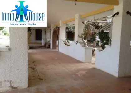 Finca rústica de labor con edificaciones y buena accesibilidad en Tobarra