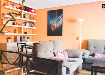 Gran habitación con escritorio en piso de 4 habitaciones, Moncloa en Madrid