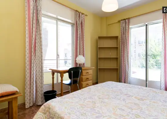 Gran habitación con parejas permitidas en el apartamento de 4 dormitorios, Realejo en Granada