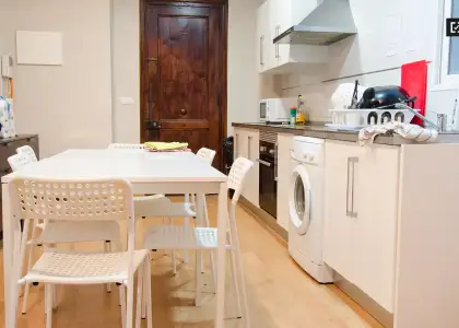 Habitación amueblada con balcón en piso compartido, Ciutat Vella en Valencia