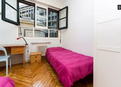 Habitación amueblada con escritorio en un apartamento de 9 habitaciones, Malasaña en Madrid