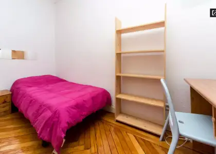 Habitación amueblada con escritorio en un apartamento de 9 habitaciones, Malasaña en Madrid