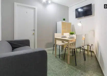 Habitación amueblada en apartamento de 5 dormitorios en El Pla del Real en Valencia