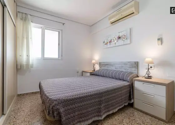 Habitación amueblada en piso de 4 habitaciones en Camins al Grau - Sólo mujeres en Valencia